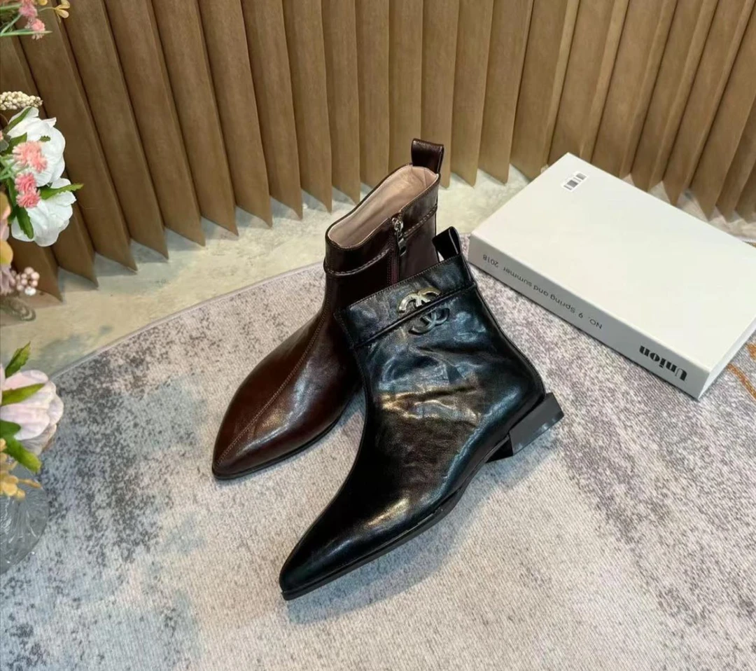 加宽加肥大码女鞋平底低跟极简风短靴英伦风平底尖头5308