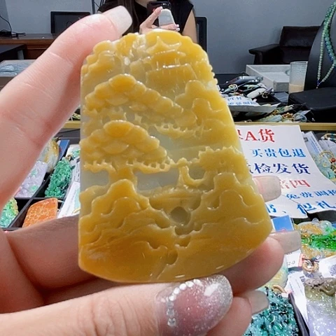 翡翠未镶嵌颈饰一个