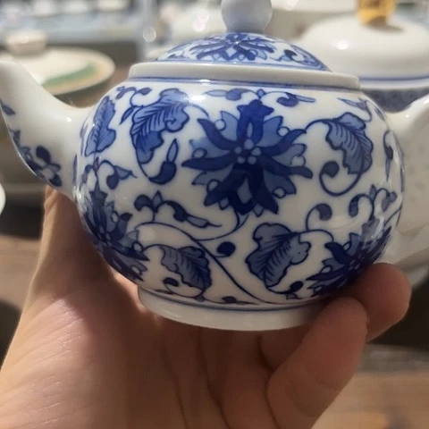 陶瓷手绘壶一个陶瓷