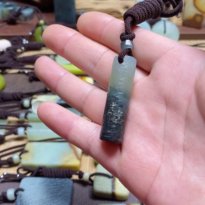 蛇纹石玉挂件未镶嵌