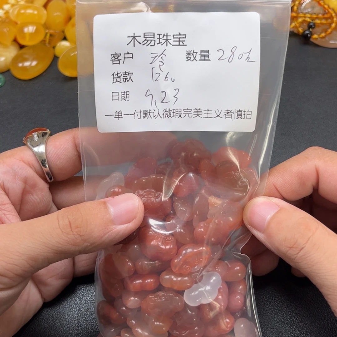 玲***儿未镶嵌配饰南红玛瑙