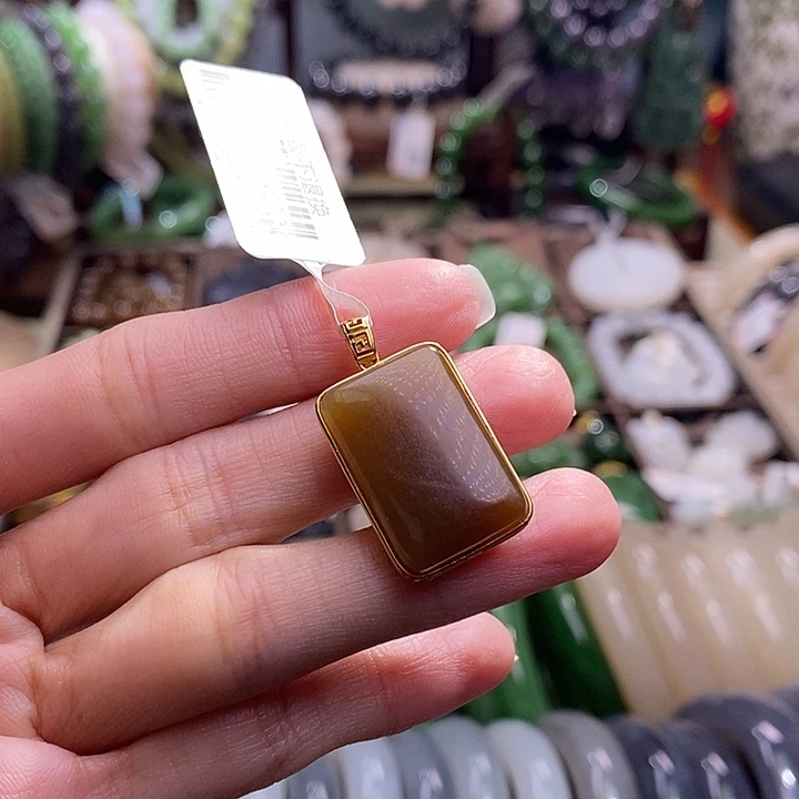 和田玉未镶嵌颈饰且末糖金镶无事牌吊坠