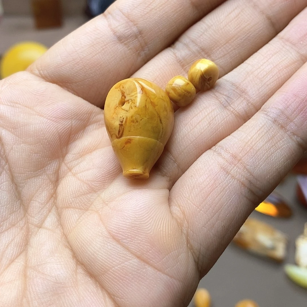 琥珀未镶嵌颈饰橘红沁三通加两老型