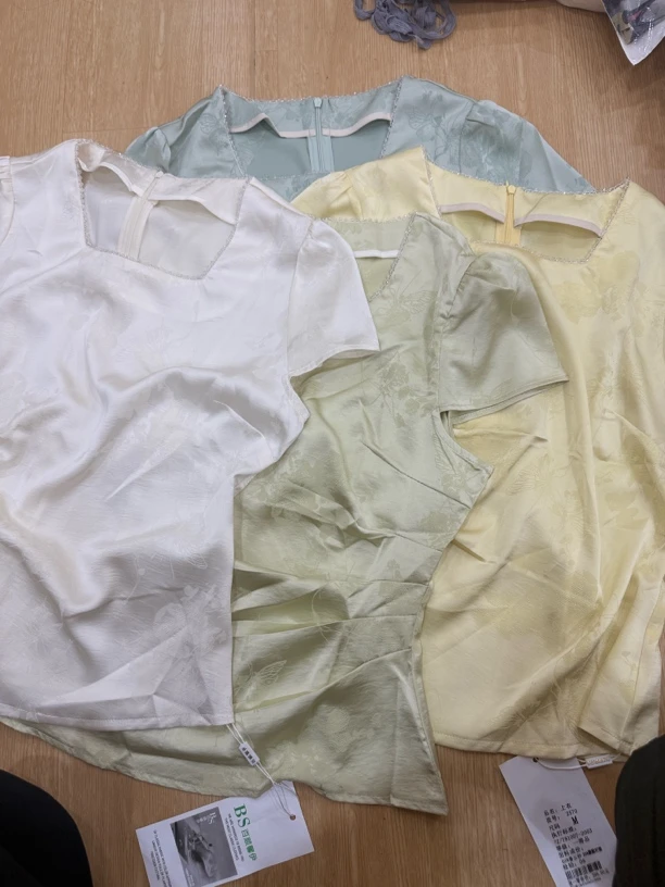 2578 方领串珠腰头褶皱上衣