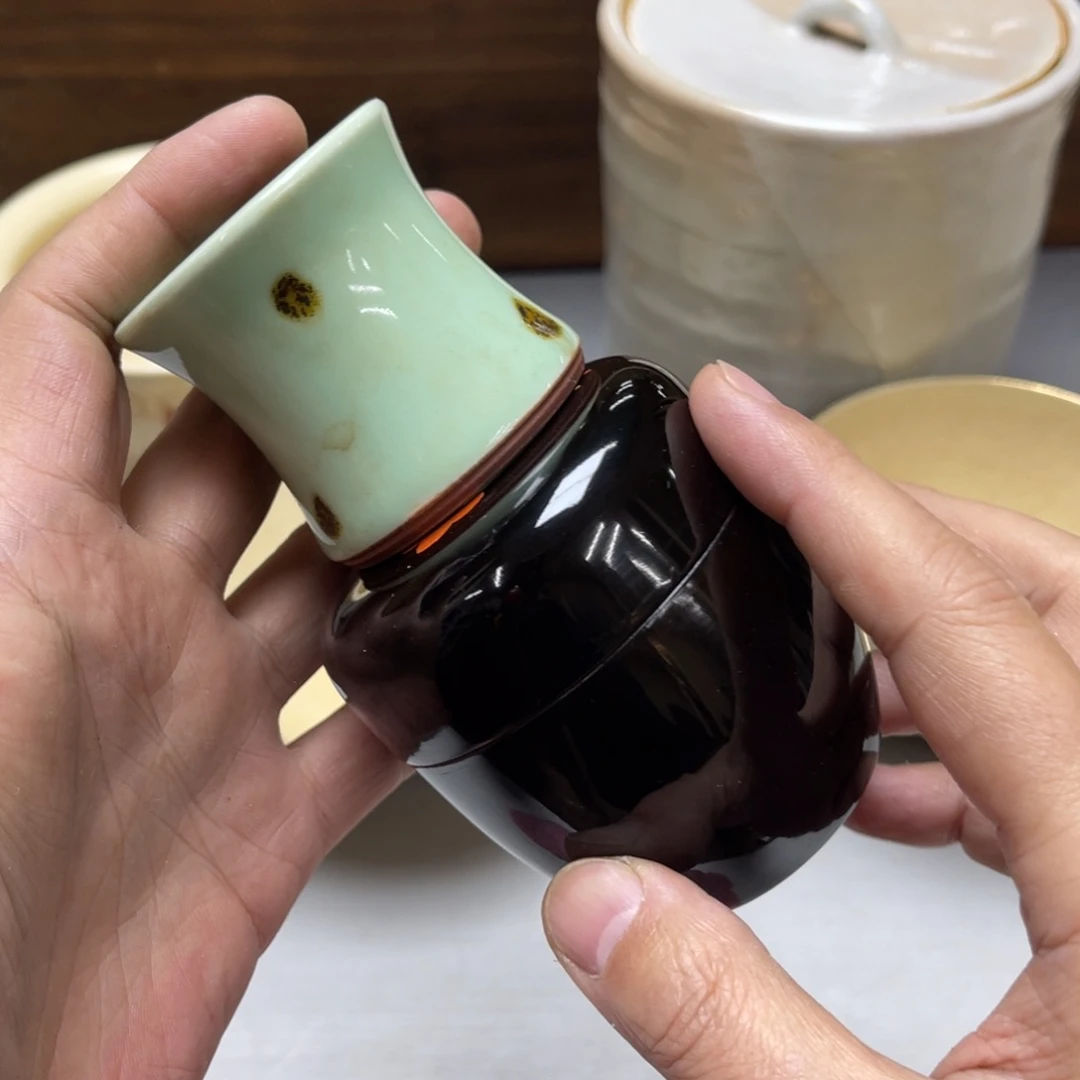 瓷片躺*密密麻麻地排列着一个