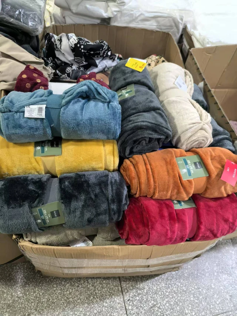 《厚广家》3楼130×170杂款法兰绒毯子 发1张 不挑色