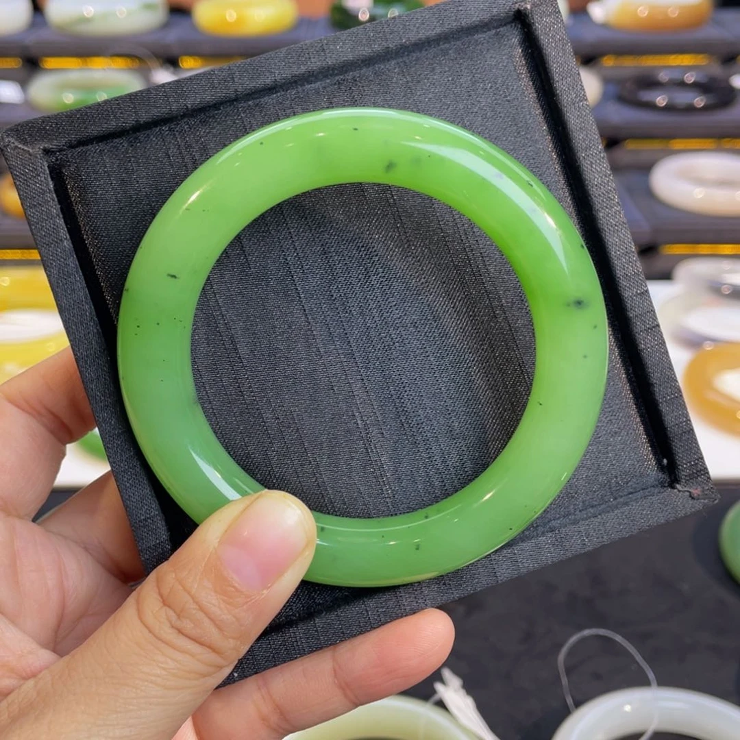 未镶嵌手镯和田玉-翠果绿！猕猴桃！碧玉胖圆条56