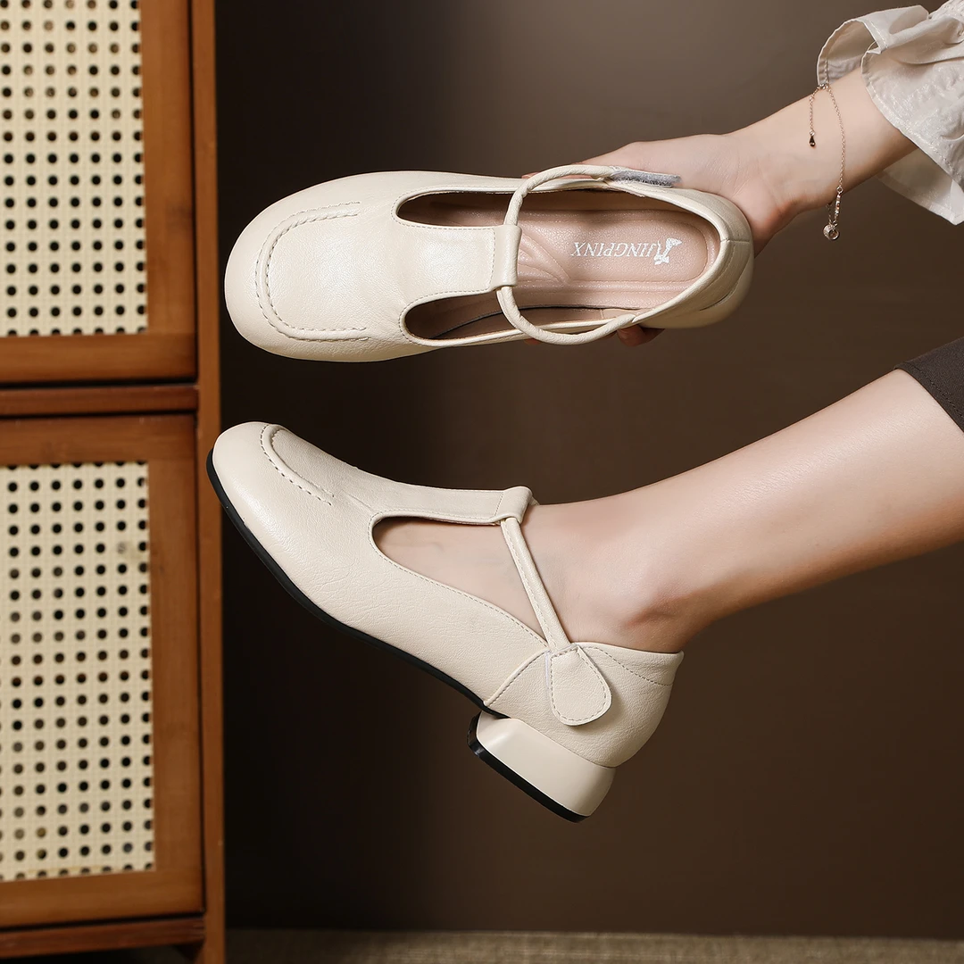 2025年新款爆款圆头镂空低跟女士皮鞋软底透气通勤凉鞋女