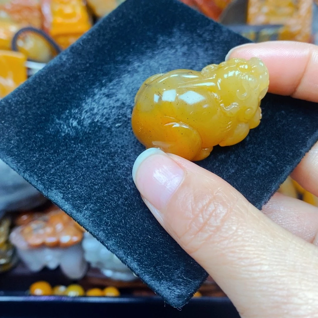 未镶嵌石英质玉（黄龙玉）颈饰