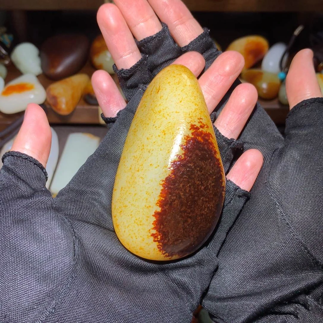 行***和田玉未镶嵌颈饰