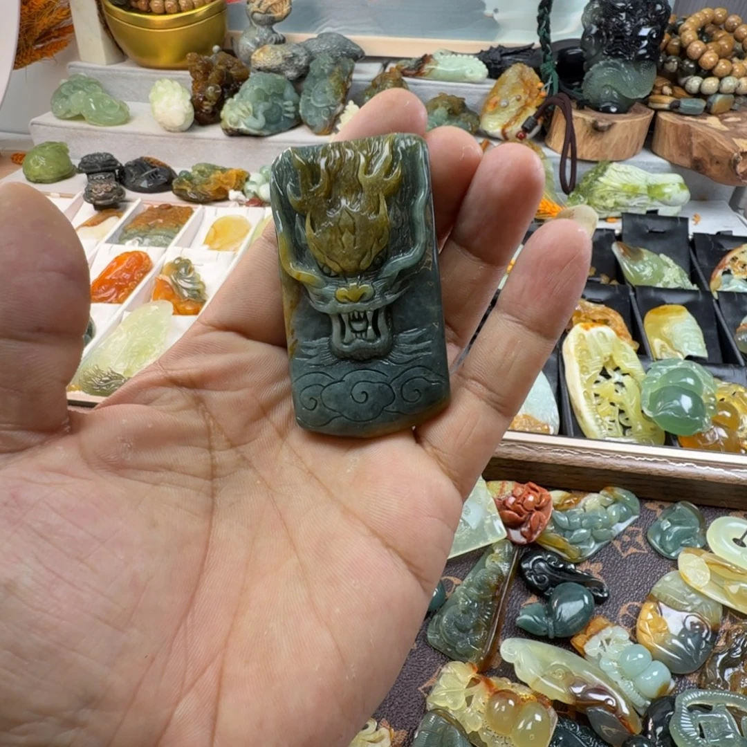蛇纹石玉未镶嵌颈饰