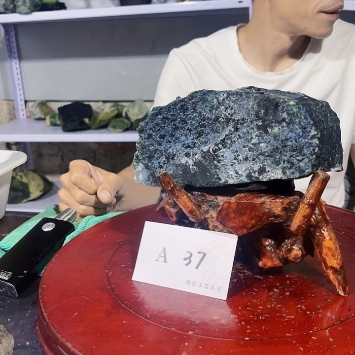 上***脸蛇纹石玉未镶嵌珠宝奇石