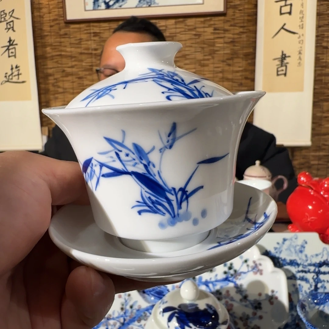 手绘青花兰花马蹄盖碗