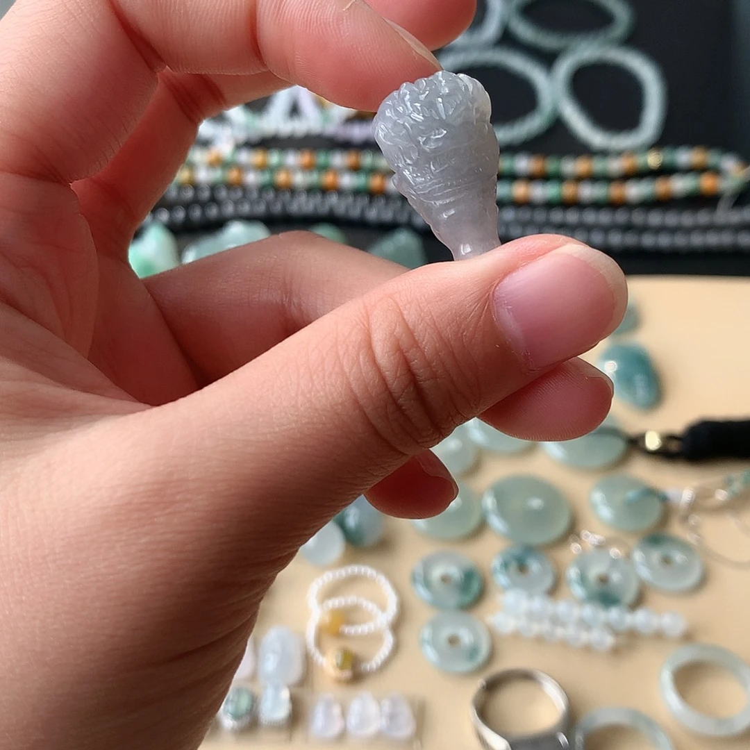 翡翠未镶嵌颈饰三通