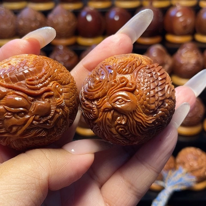 从***泪橄榄核把件橄榄雕刻