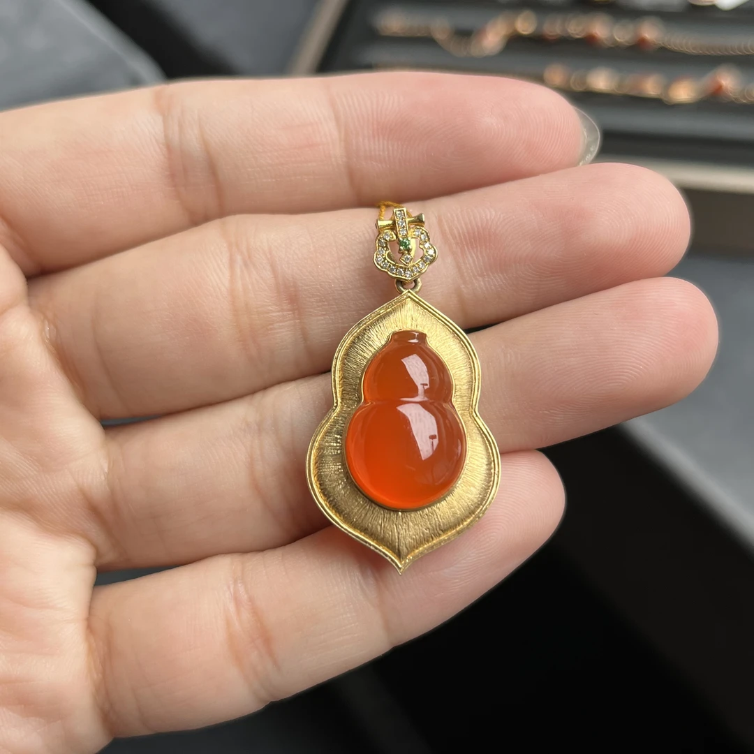 精品南红原矿河湾冰红18K金镶嵌福禄吊坠7克，精致气质时尚款