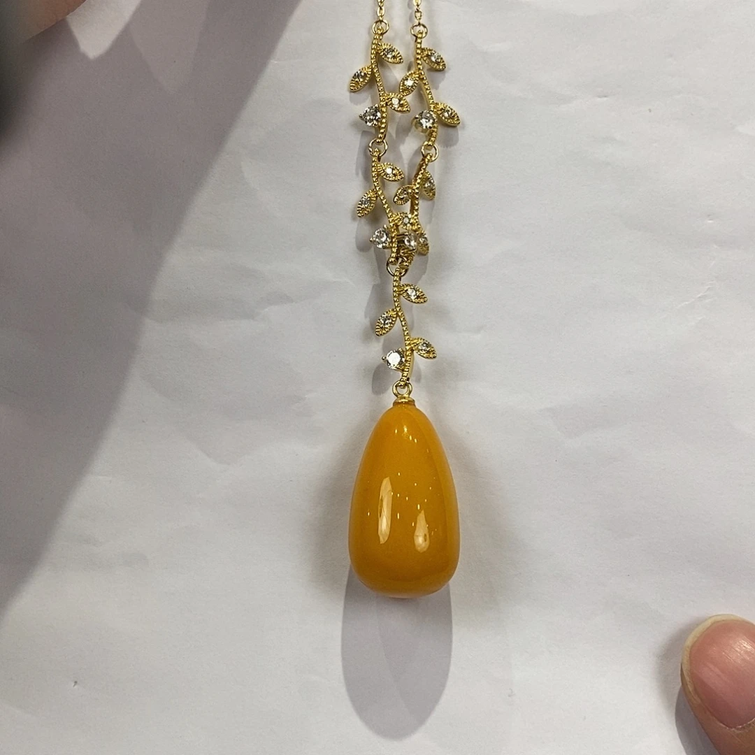 琥珀未镶嵌颈饰多人