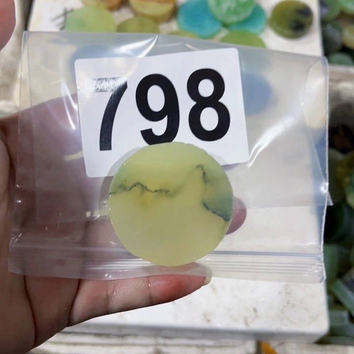 呜***人蛇纹石玉未镶嵌珠宝半成品