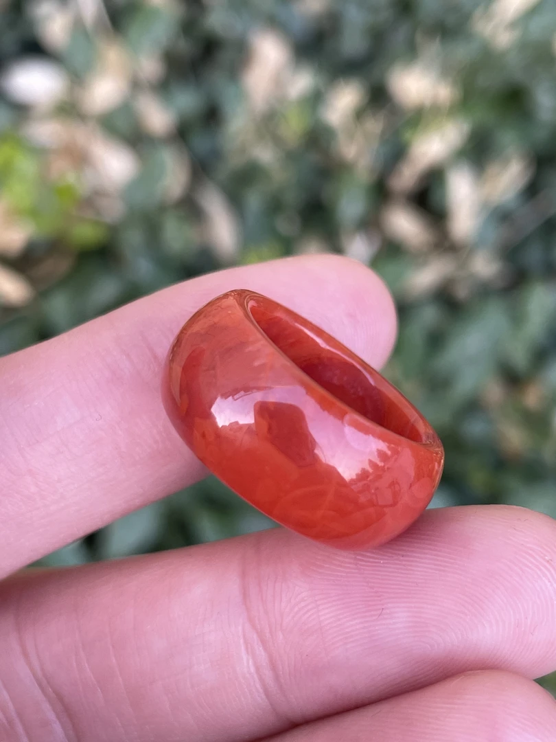 精品南红玛瑙配饰跑环内径15.5mm，颜色红润，整体尺寸22x9.5mm