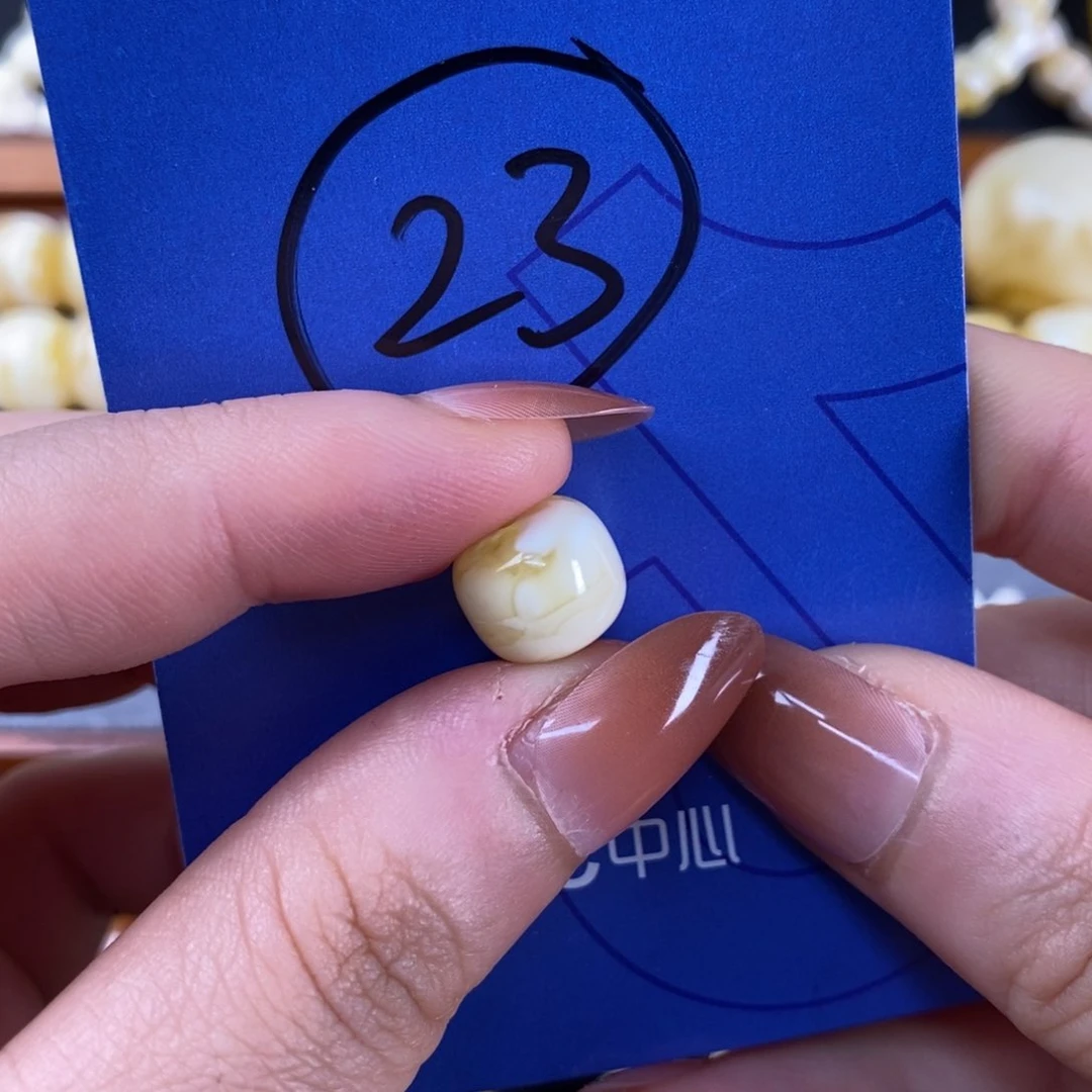 蜜蜡裸石未镶嵌看****?蜜蜡