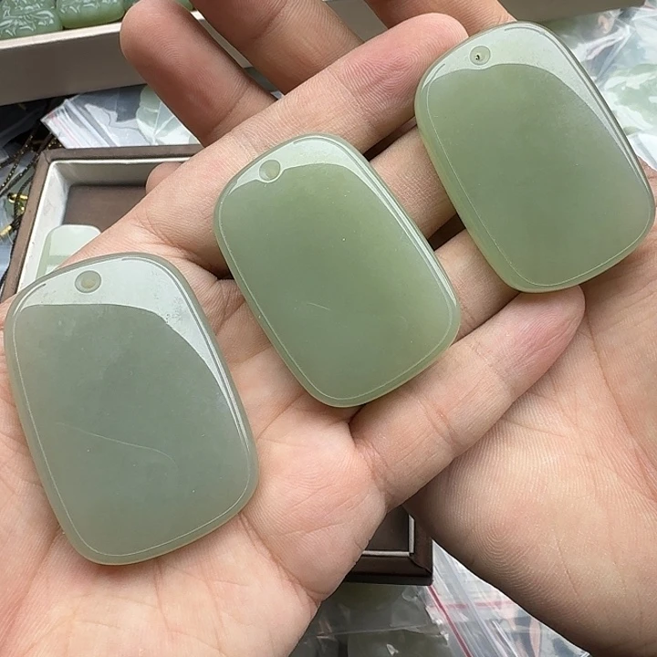 和田玉未镶嵌颈饰青海料三岔河无事牌多样性发一