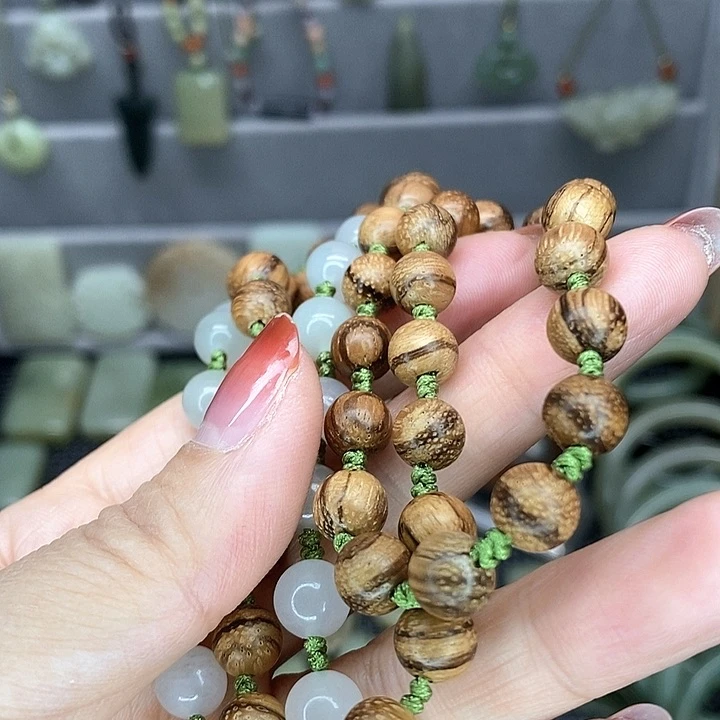 透闪石质玉颈饰未镶嵌胡*