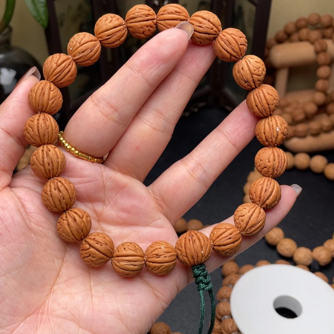 邓***儿12野生红皮小密纹桃核手持