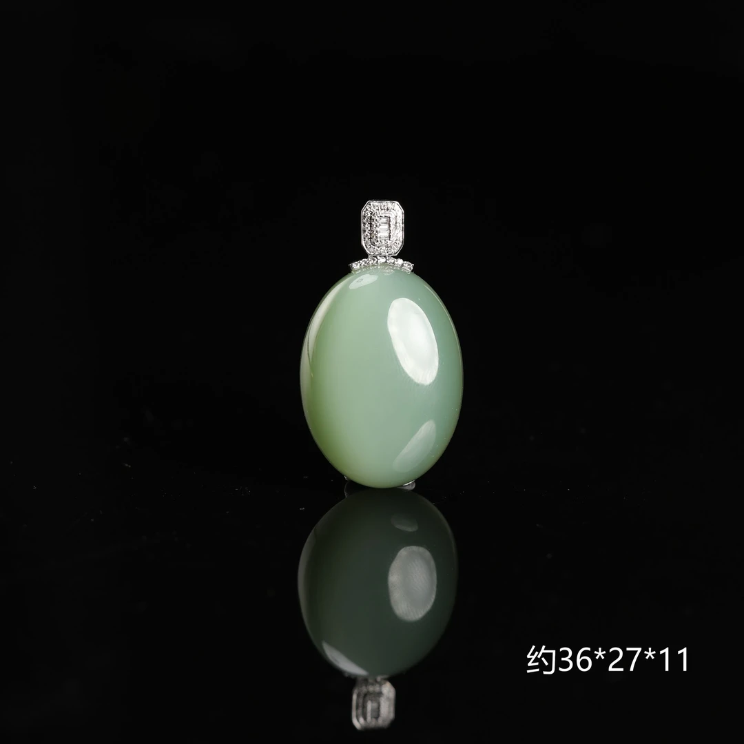 本真 | “辰锦”珍藏级精品和田玉高色粉青起荧光大蛋面吊坠