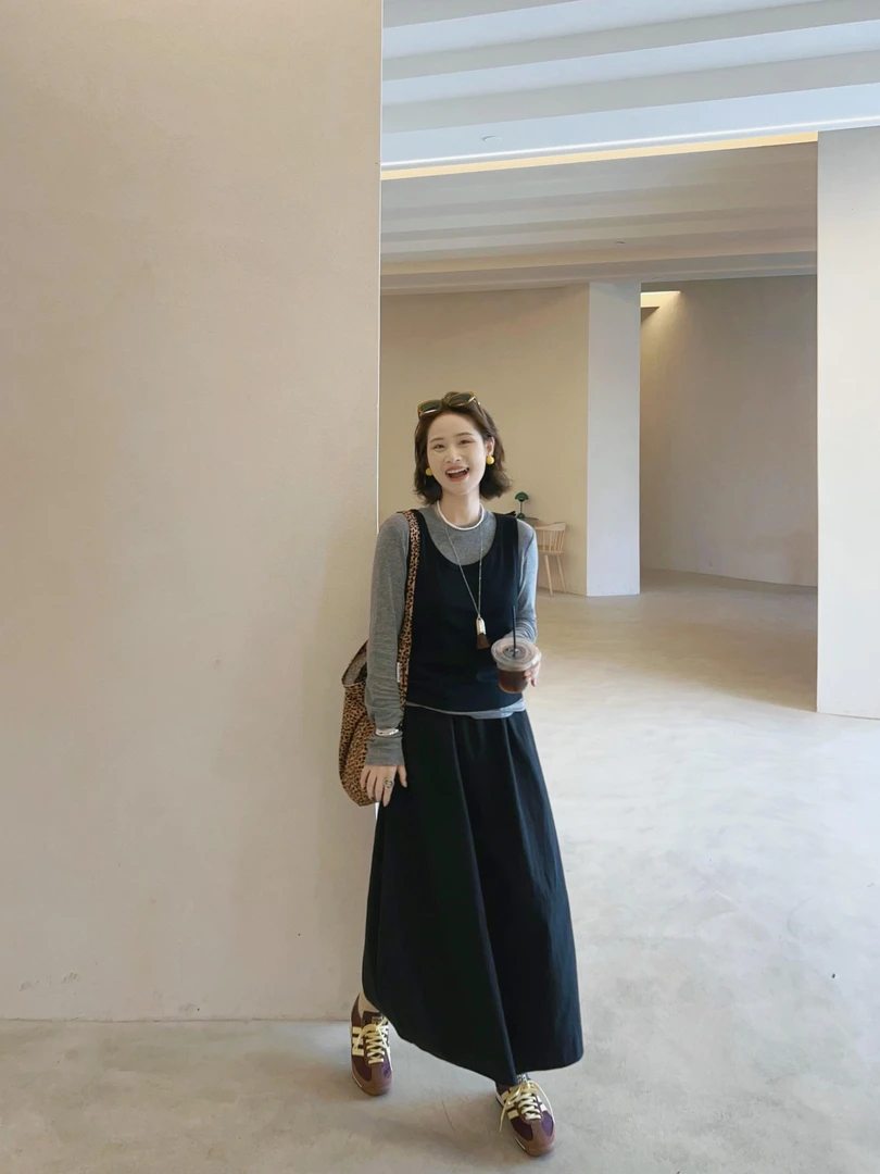 2025秋季新款韩系松弛感黑色背心叠穿灰色长袖上衣搭配半身裙套装