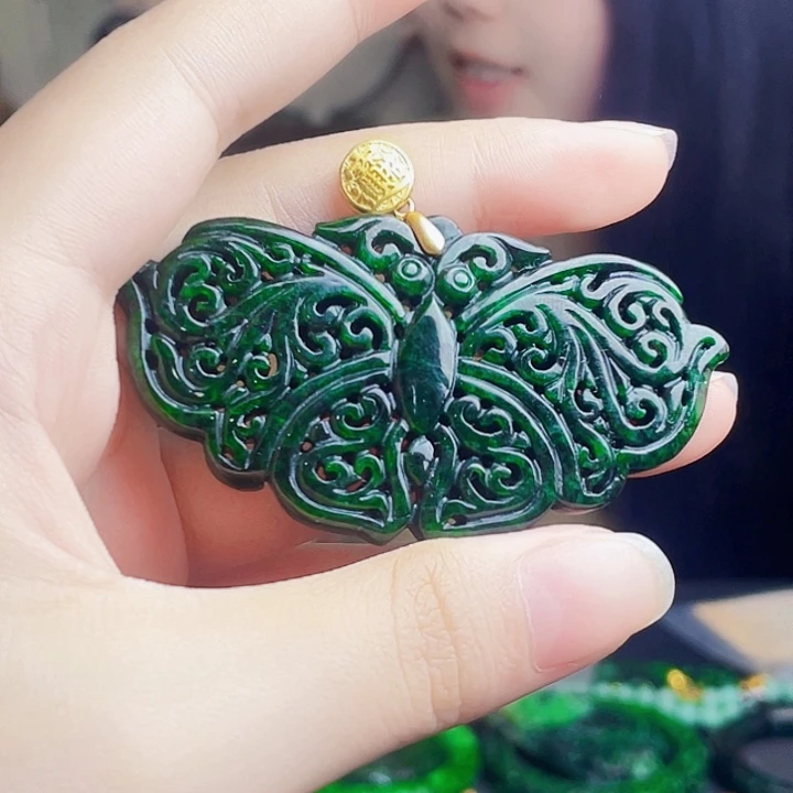 翡翠未镶嵌颈饰多样性