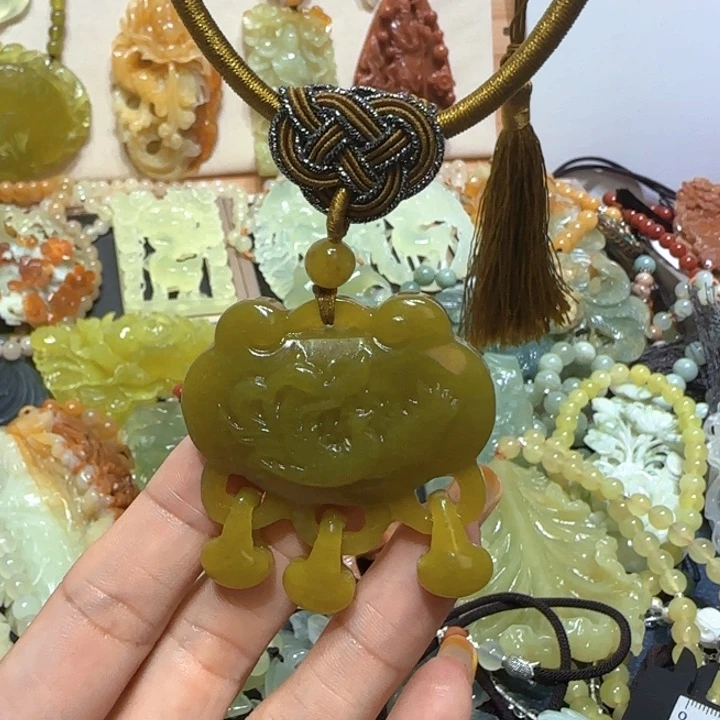 未镶嵌蛇纹石玉吊坠