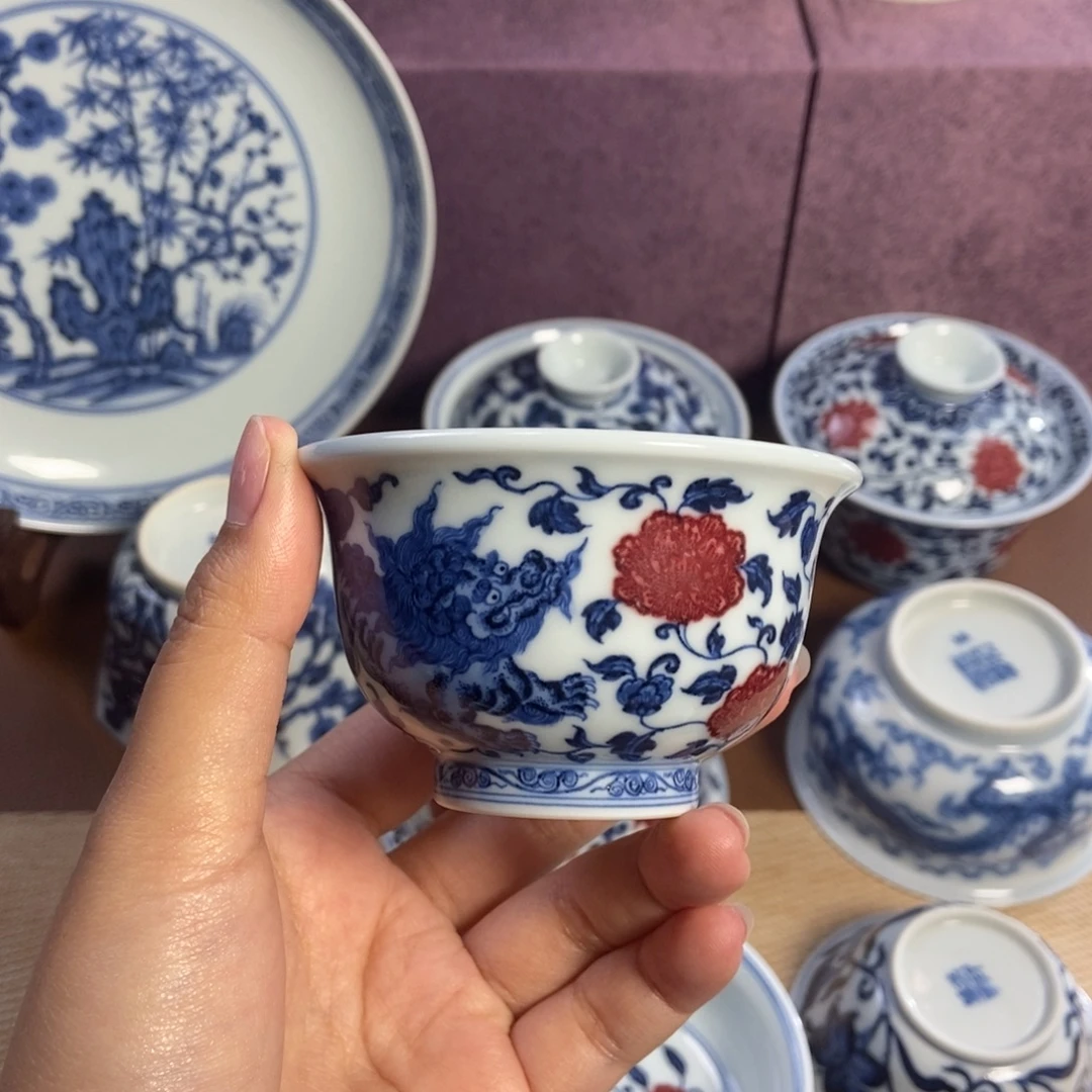 阳春白雪釉里红狮子穿花小压手杯