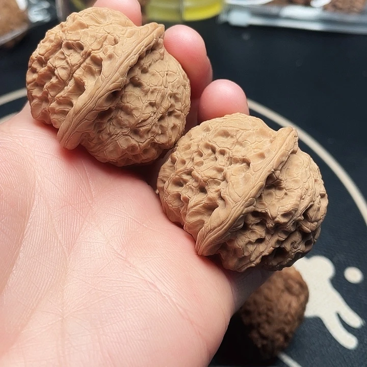 文玩核桃把件血麒麟一对