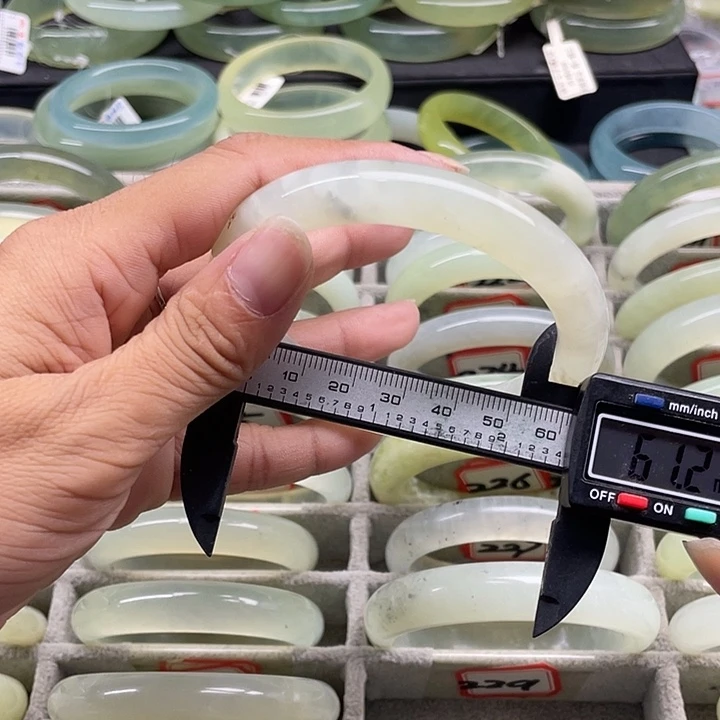 蛇纹石玉未镶嵌手镯229
