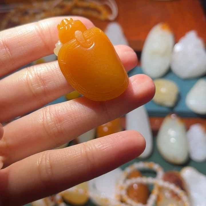 戒***尘和田玉未镶嵌颈饰
