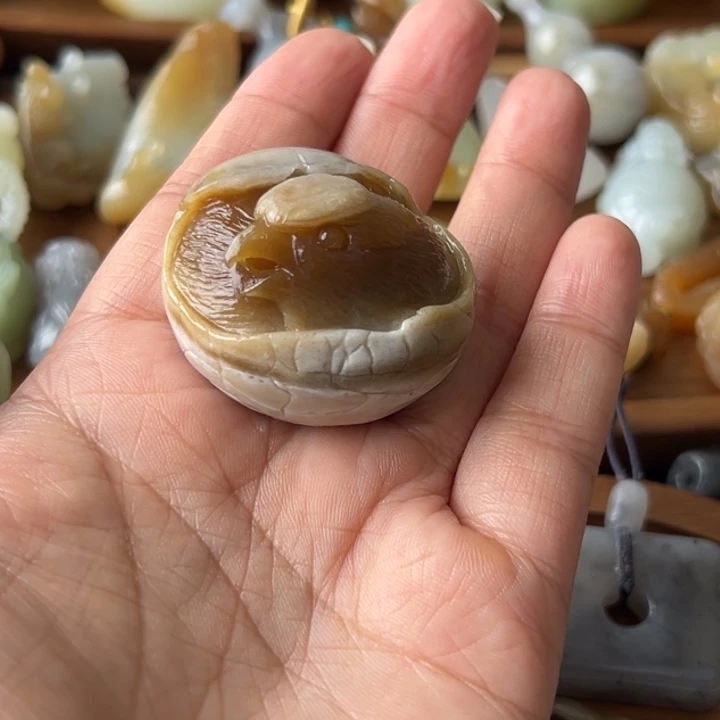 颈饰未镶嵌和田玉?