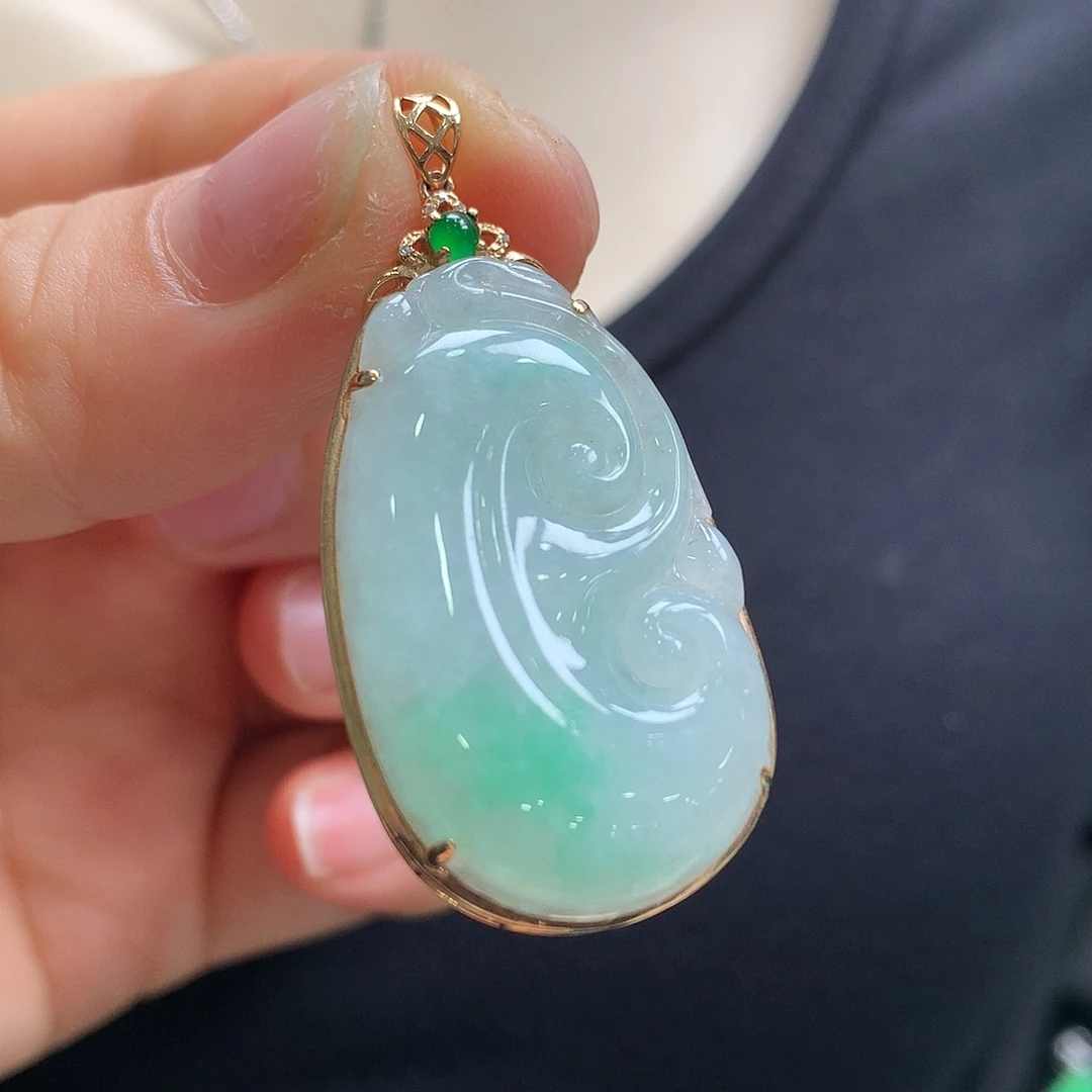 翡翠18K金镶嵌颈饰如意