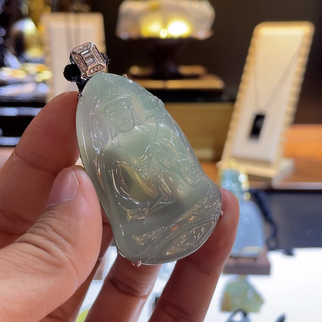 翡翠18K金镶嵌颈饰观音