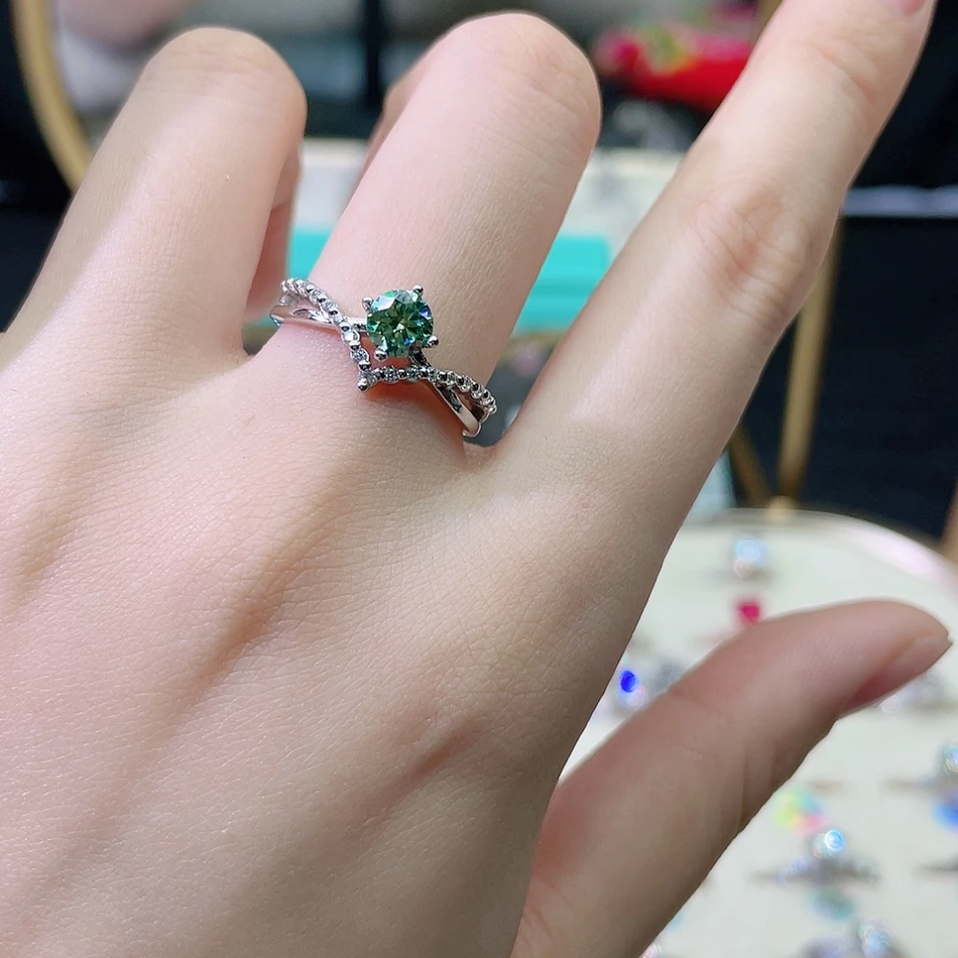 925银合成碳硅石八心绿色福利v字戒指