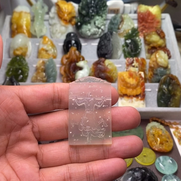 风***人蛇纹石玉未镶嵌颈饰