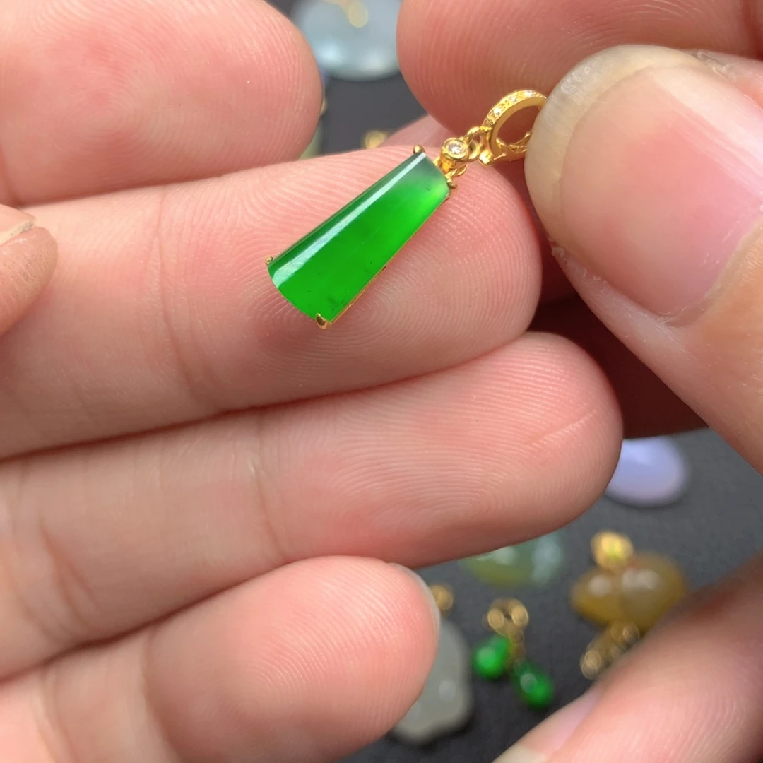 【闪购商品】颈饰18K金镶嵌翡翠翡翠