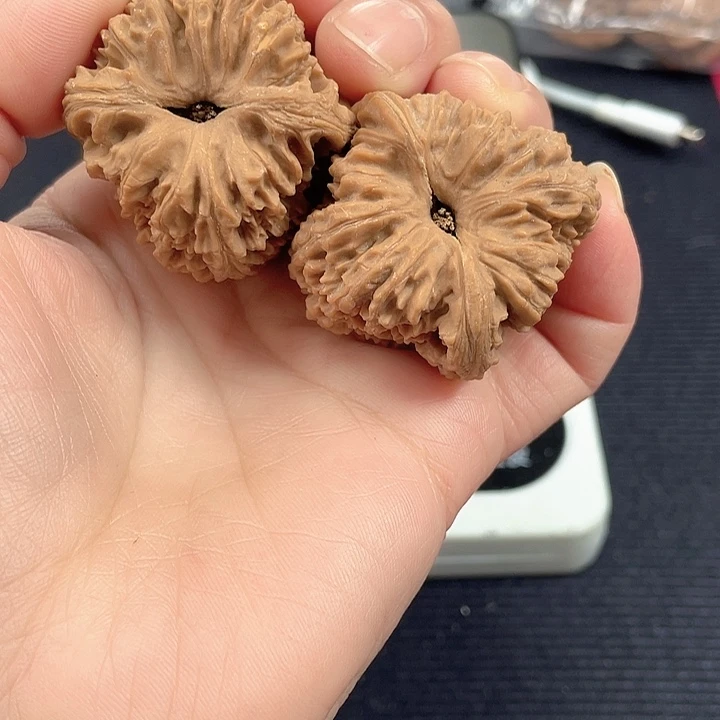 酒***里文玩核桃吊坠南疆石