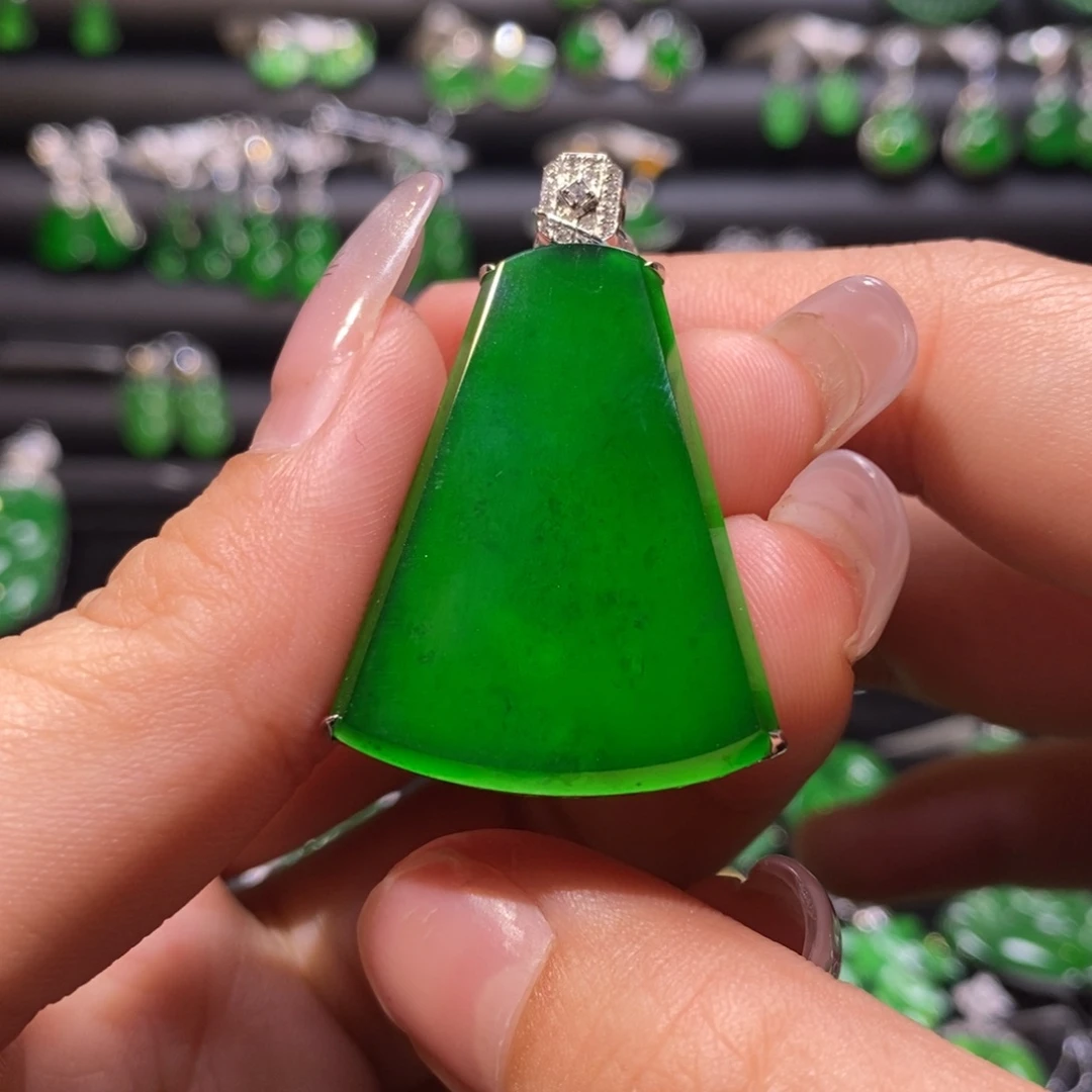 翡翠颈饰18K金镶嵌天然翡翠