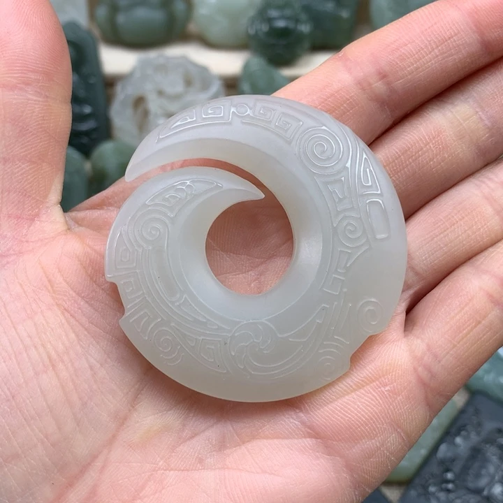 和田玉颈饰未镶嵌是**吖