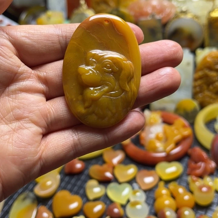 石英质玉（黄龙玉）未镶嵌颈饰