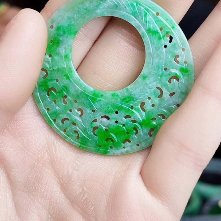 翡翠18K金镶嵌颈饰多样性