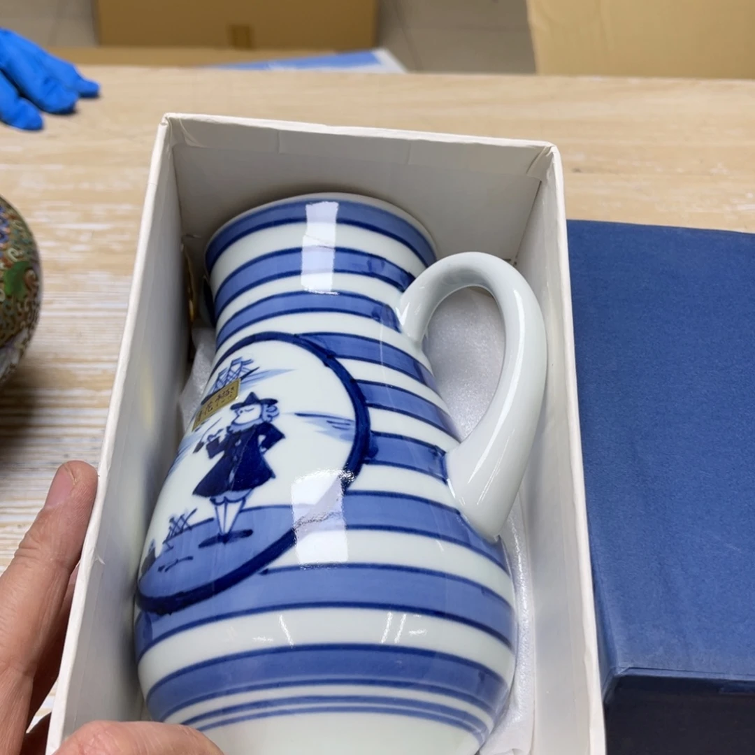 瓷片国****瓷密密麻麻地排列着一个