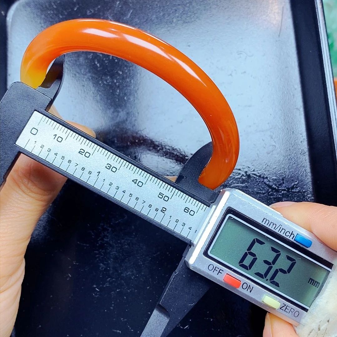 石英质玉（黄龙玉）未镶嵌颈饰