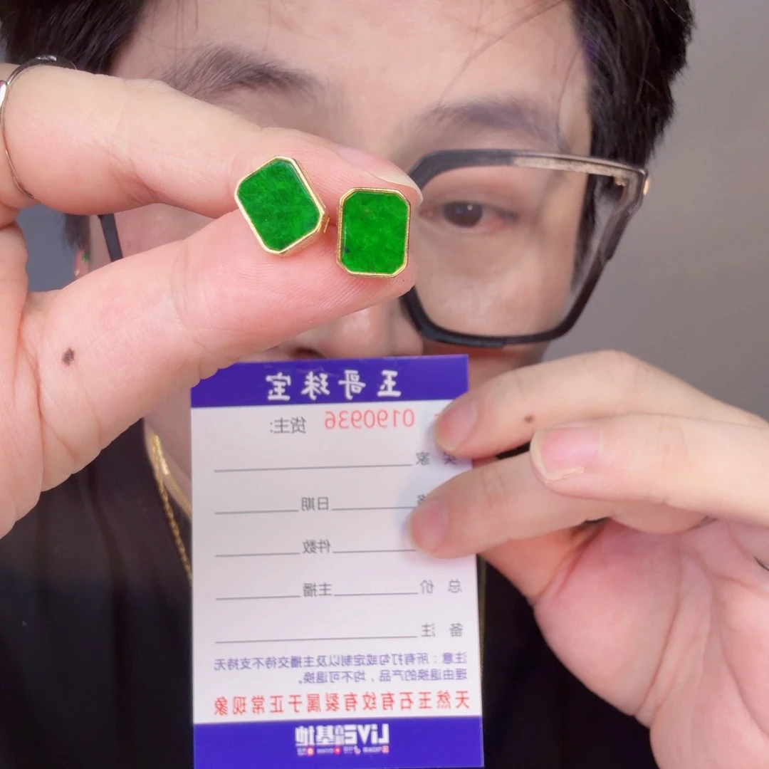 翡翠未镶嵌颈饰一对