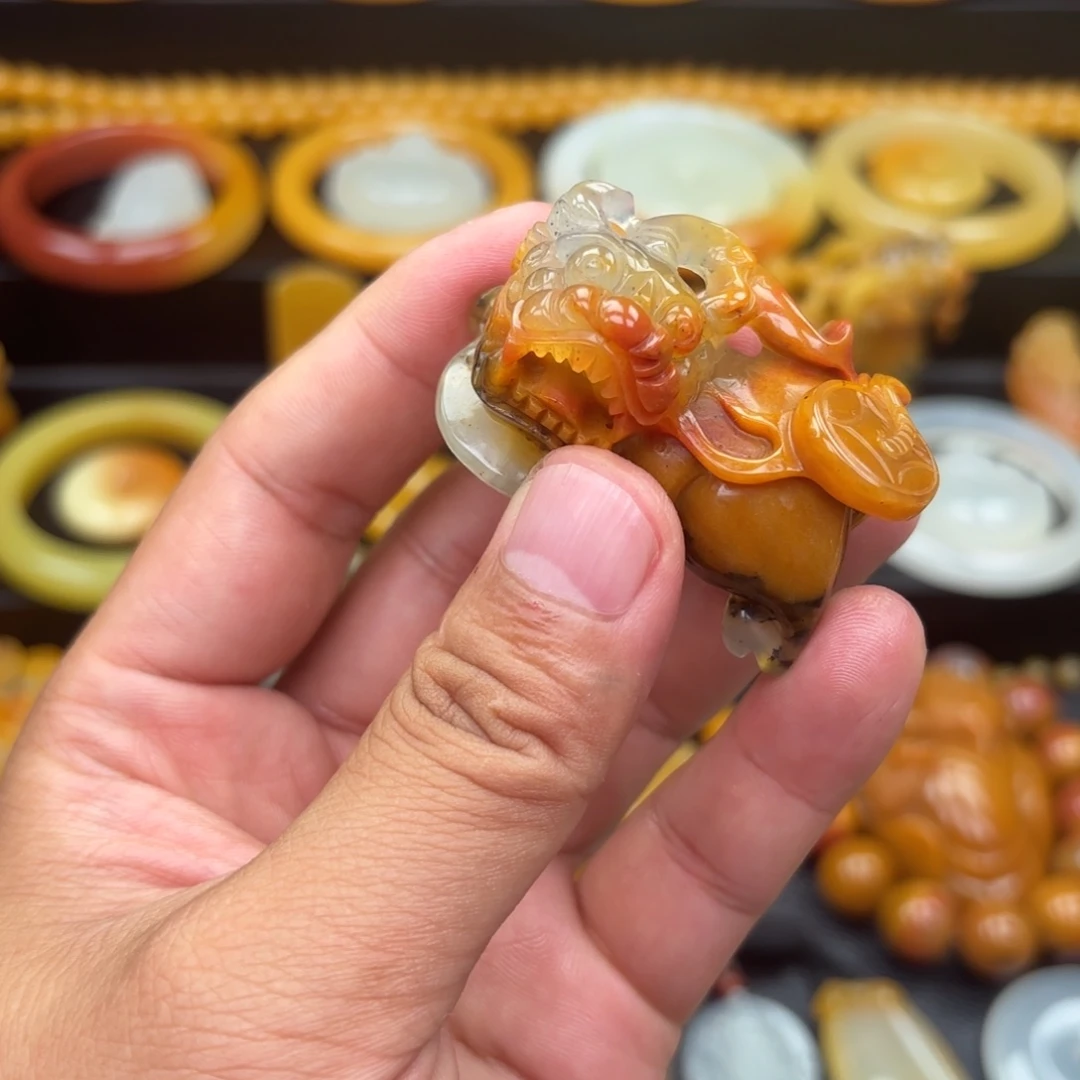 石英质玉（黄龙玉）未镶嵌颈饰